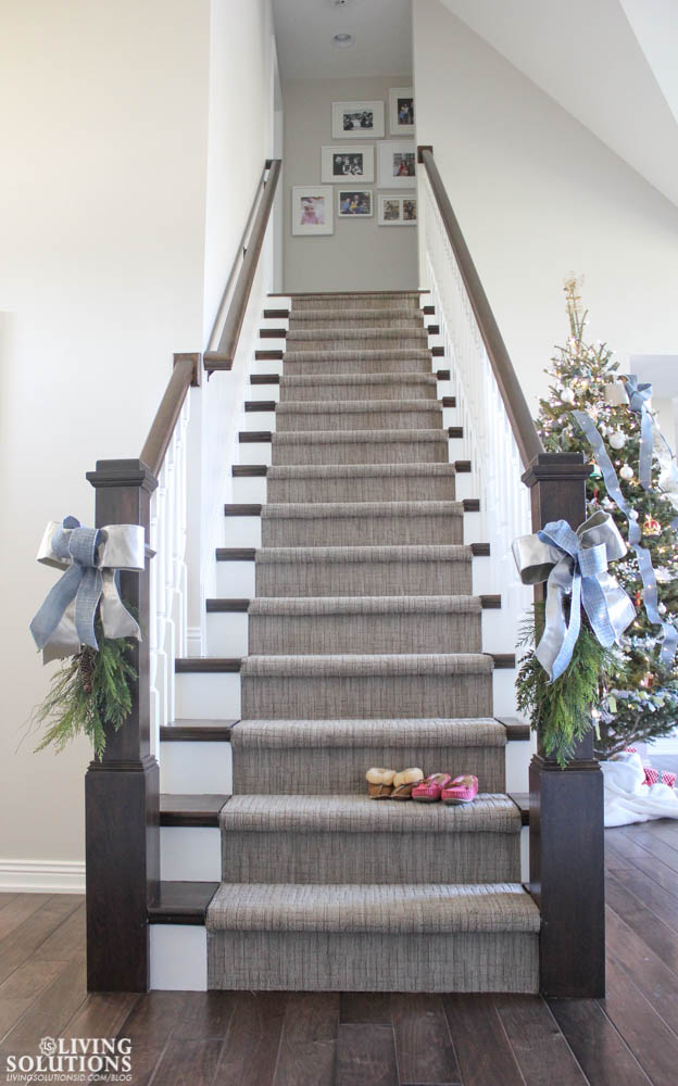 christmas-staircase-bows
