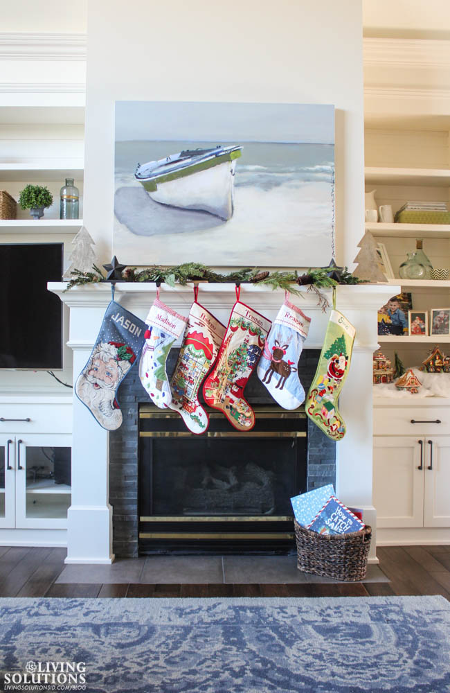 christmas-mantle-with-stockings